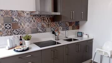 Een koelkast, een magnetron, een oven, een koffiezetapparaat/waterkoker