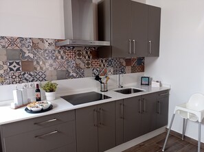 Kjøleskap, mikrobølgeovn, ovn og kaffetrakter/tekoker