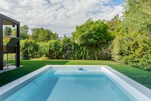 Piscine extérieure, parasols de plage