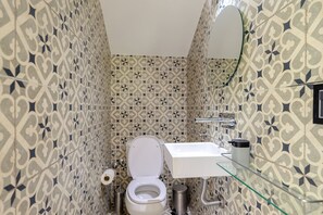 Maison | Salle de bain | Douche à « effet pluie », articles de toilette gratuits, sèche-cheveux