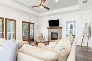 Smart TV, fireplace