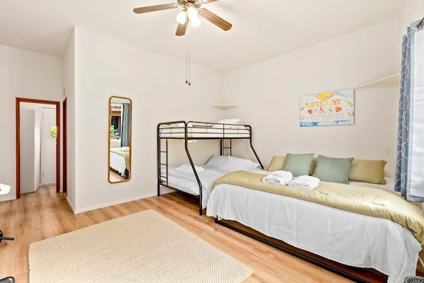 1 bedroom, travel crib, WiFi, bed sheets - 1940's Capitola Village Rental - steps from beach (Capitola)