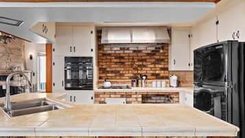 Geladeira, micro-ondas, fogão, cooktop
