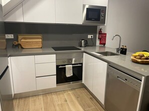 冷蔵庫、電子レンジ、オーブン、コンロ