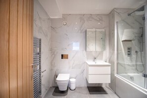 Badewanne, Haartrockner, Handtücher, Shampoo