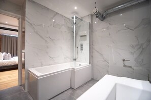Badewanne, Haartrockner, Handtücher, Shampoo