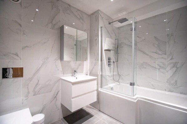Badewanne, Haartrockner, Handtücher, Shampoo