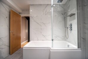 Badewanne, Haartrockner, Handtücher, Shampoo