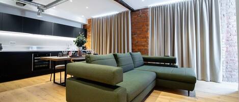 Una televisión, una oficina