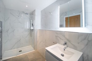 Shower, hair dryer, shampoo - Paragon | The Heim (Manchester)