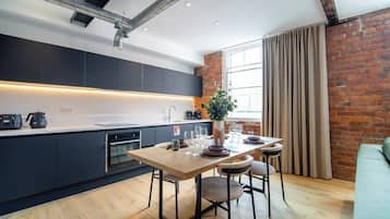 Fridge, oven, dishwasher, coffee/tea maker