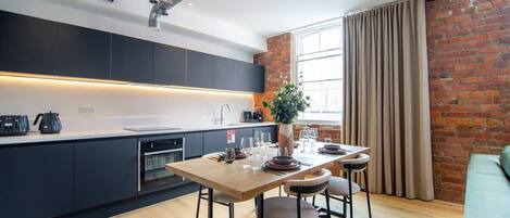 Fridge, oven, dishwasher, coffee/tea maker