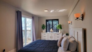 3 bedrooms, desk, WiFi, bed sheets