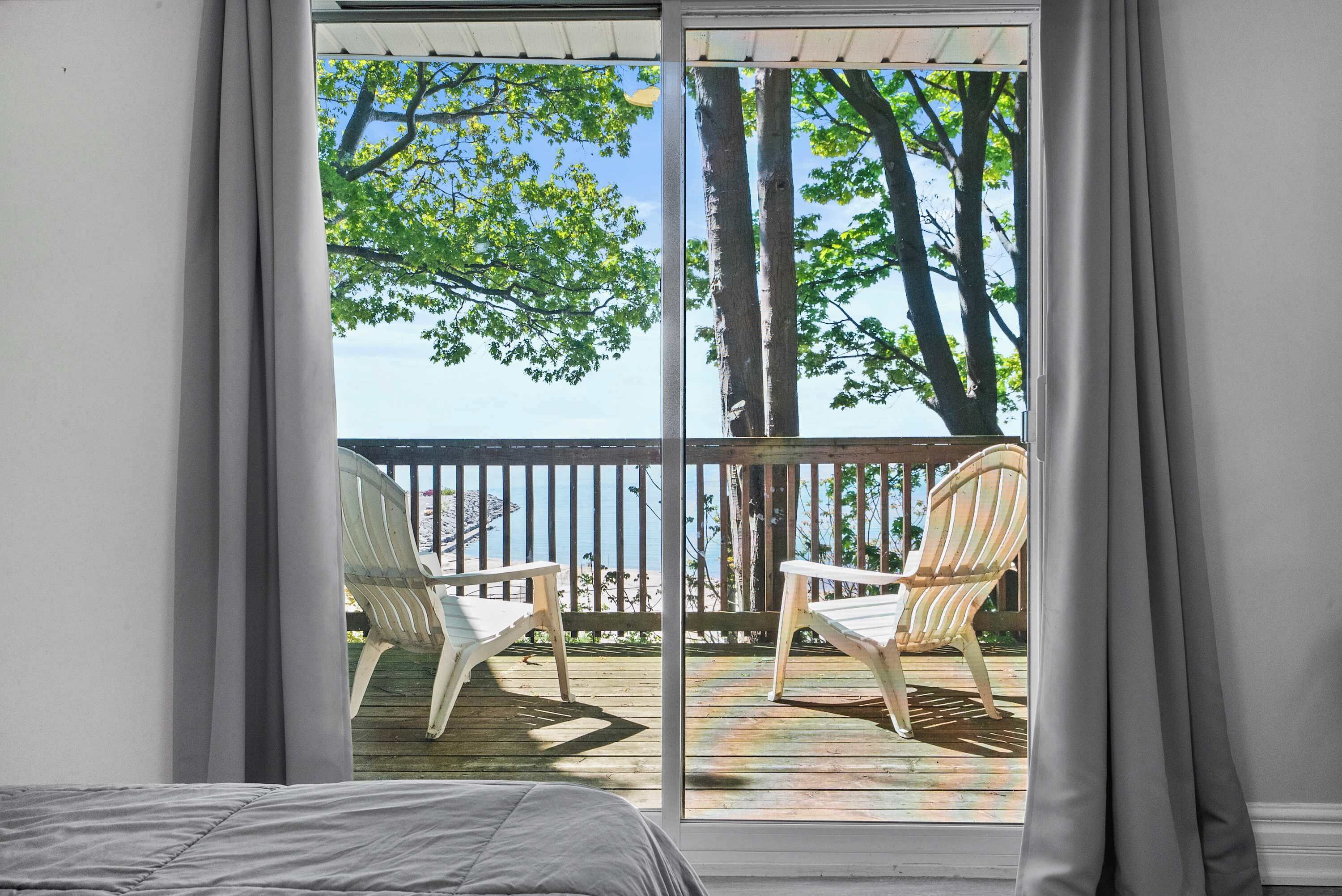3 bedrooms, desk, WiFi, bed sheets