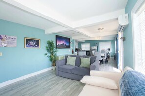 TV, fireplace - Waterfront 2BR Loft w/ Sunset View! (Fort Erie)