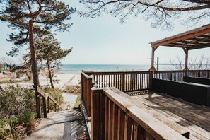 Property grounds - Waterfront 2BR Loft w/ Sunset View! (Fort Erie)