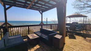 Outdoor dining - Waterfront 2BR Loft w/ Sunset View! (Fort Erie)