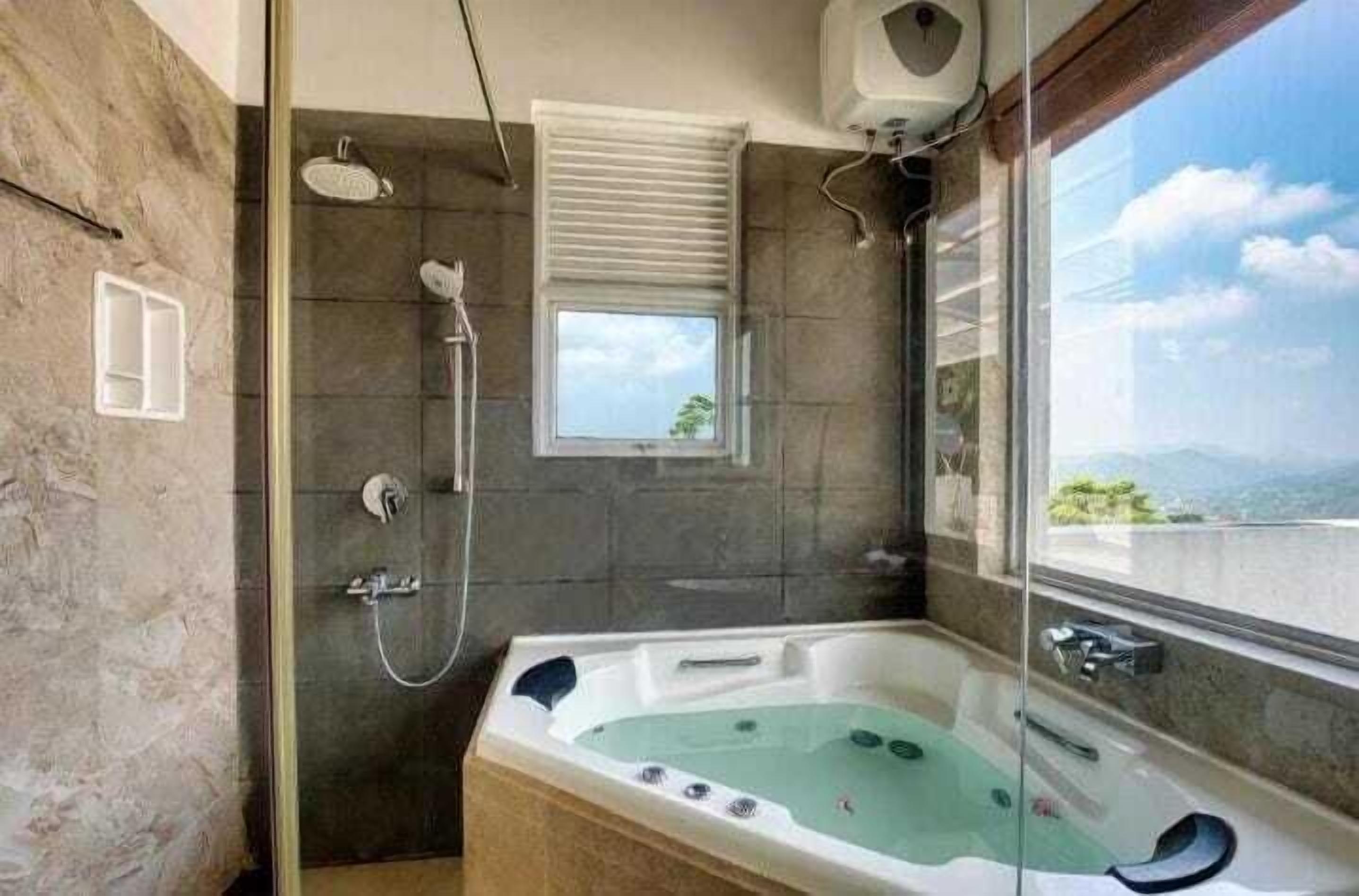 Deluxe Suite | Bathroom | Free toiletries