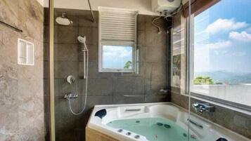 Deluxe Suite | Bathroom | Free toiletries