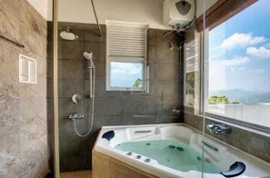 Deluxe Suite | Bathroom | Free toiletries - Amandara Hills Kandy (Kandy)