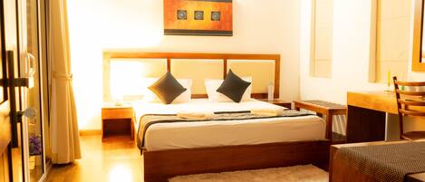 Desk, blackout curtains, soundproofing, free WiFi