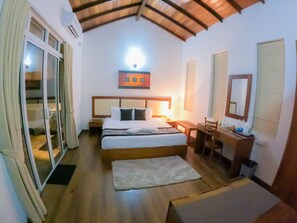 Desk, blackout drapes, soundproofing, free WiFi - Amandara Hills Kandy (Kandy)