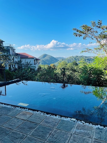 Piscina. Amandara Hills Kandy