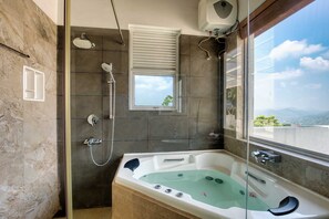 Deluxe Suite | Bathroom | Free toiletries - Amandara Hills Kandy (Kandy)