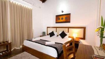 Deluxe Suite | Desk, blackout drapes, soundproofing, free WiFi