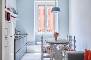 Frigorífico, microondas, placa de cocina y cafetera o tetera