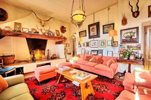 Een televisie en een open haard