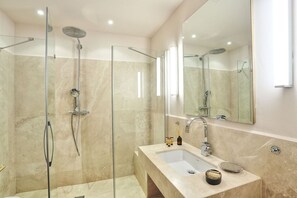 Shower, hair dryer - Il Borgo - La Pergola (Castelfalfi)