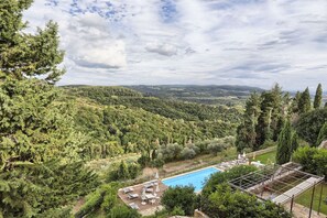 A pool area with a view of a forested valley. - Il Borgo - La Terrazza (Castelfalfi)