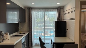 Standard-Apartment, 1 Schlafzimmer, Balkon, Poolblick | Eigene Küche | Großer Kühlschrank, Mikrowelle, Herdplatte, Toaster