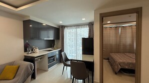 Standard-Apartment, 1 Schlafzimmer, Balkon, Poolblick | 1 Schlafzimmer, kostenloses WLAN, Bettwäsche