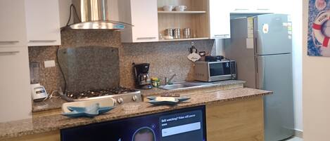 Refrigerador, microondas, horno, cafetera/tetera