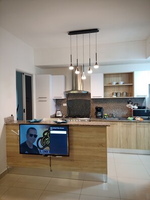 Kühlschrank, Mikrowelle, Ofen, Wasserkocher mit Kaffee-/Teezubehör