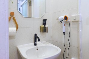 Douche, séchoir à cheveux, bidet, serviettes fournies