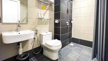 Quarto casal executivo | Banheiro | Chuveiro, chuveiro com efeito de chuva, produtos de toalete grátis