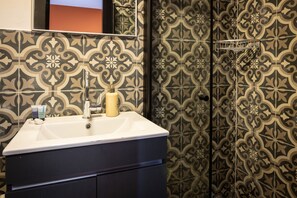 Studio | Bathroom | Shower, free toiletries, hair dryer, towels - Artistic Vibes Haifa Hub by Sea N' Rent (Haifa)