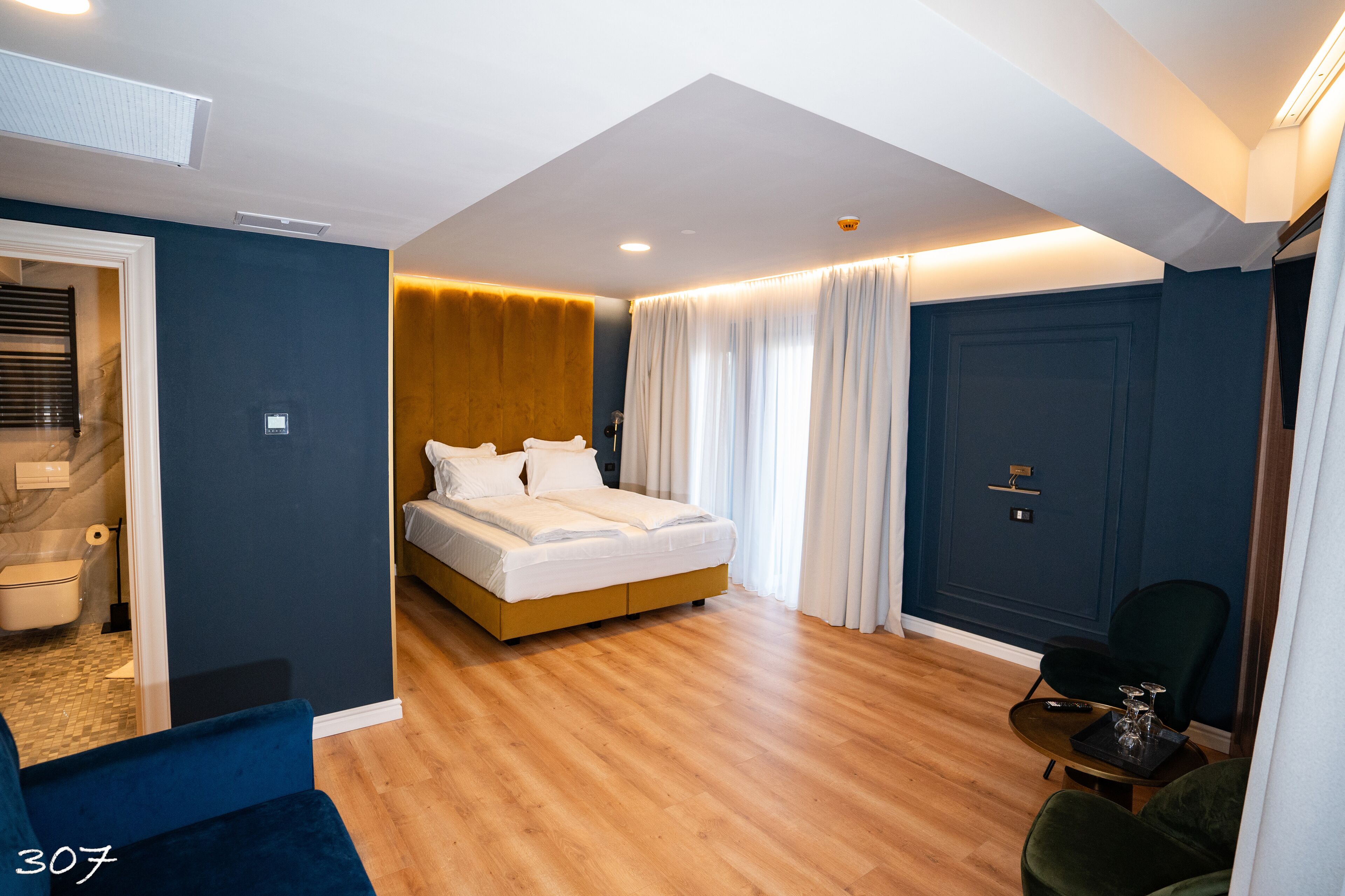 family room | 1 bedroom, premium bedding, free minibar, in-room safe