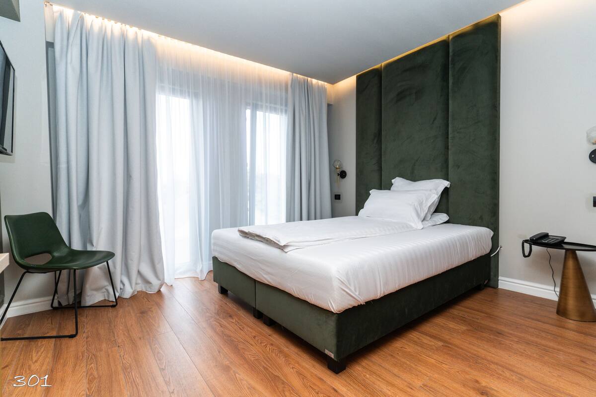 Hochwertige Bettwaren, Zimmersafe, Schreibtisch, schallisolierte Zimmer
