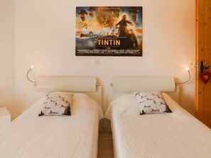 3 bedrooms, desk, Internet
