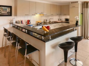 Kühlschrank, Mikrowelle, Ofen, Geschirrspüler
