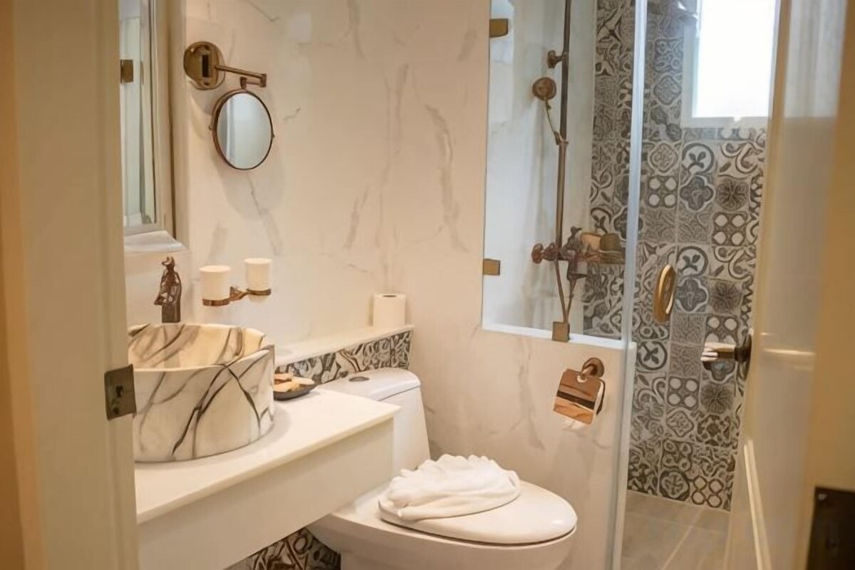 Baño | Regadera, secadora de cabello, batas, toallas 