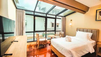 Deluxe Triple Room, Accessible | Premium bedding, in-room safe, individually decorated, laptop workspace