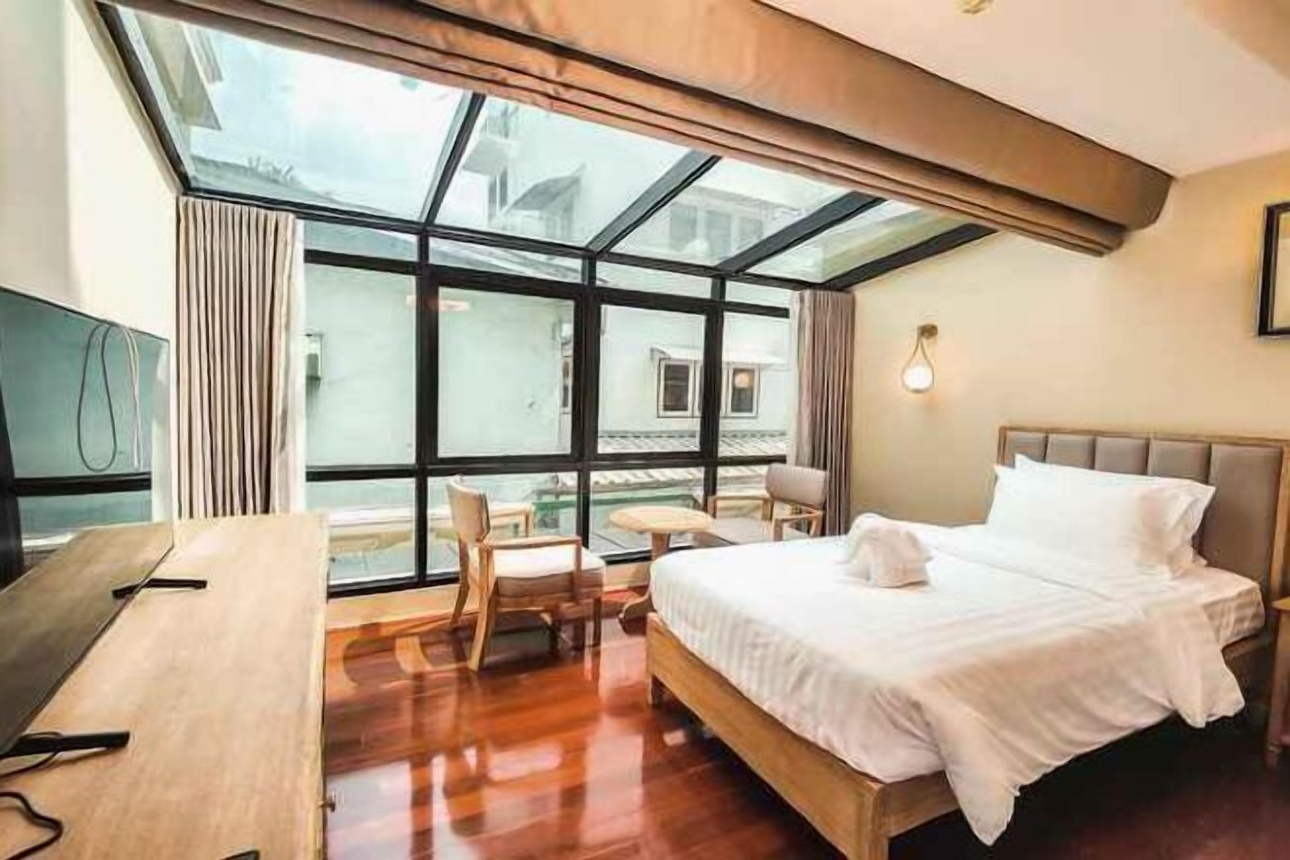 Premium bedding, in-room safe, individually decorated, laptop workspace