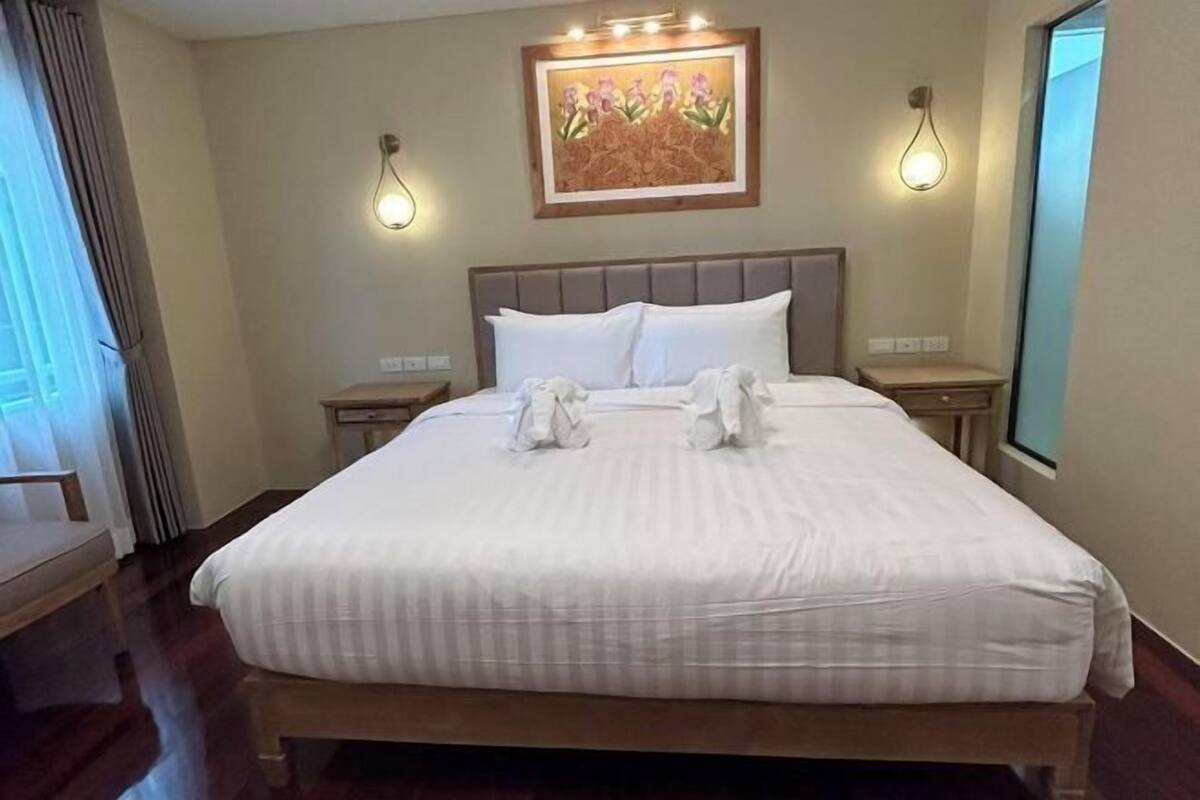 Luxe beddengoed, een kluis op de kamer, een laptopwerkplek