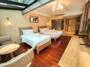 Deluxe-Dreibettzimmer, barrierefrei | Hochwertige Bettwaren, Zimmersafe, individuell dekoriert