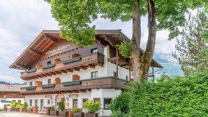 Um edifício tradicional em estilo alpino, com várias sacadas e uma placa com a inscrição 'Pension Blaiken'.
